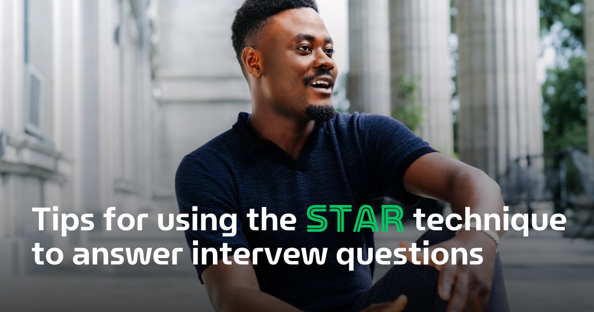 Hombre sentado en los pasos con el título "Consejos para usar la técnica STAR para responder a las preguntas de la entrevista"