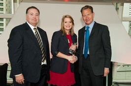 Grace Grimson reçoit le prix de premier cycle en gestion de l’année avec deux professionnels