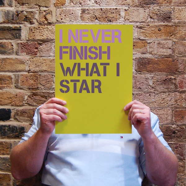 Homme tenant une pancarte sur la procrastination qui dit « je ne finis jamais ce que je star »