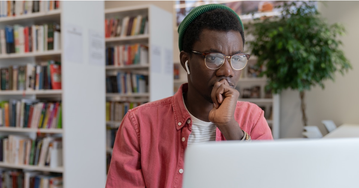 Fille stressée entourée de livres