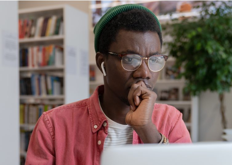 Fille stressée entourée de livres