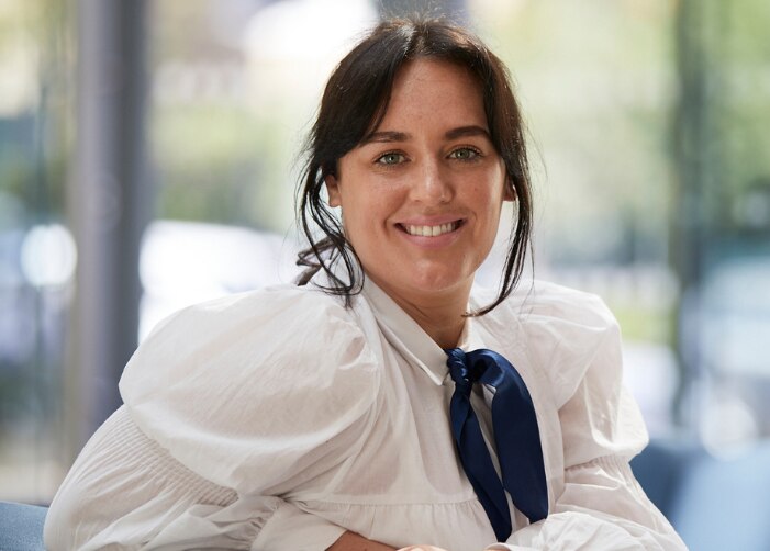 Portrait du stagiaire assis devant les fenêtres