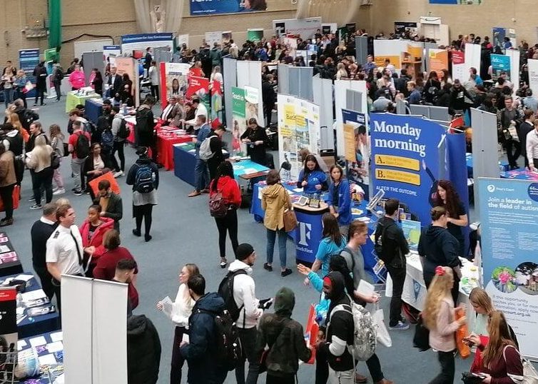 Foire professionnelle dans un gymnase 
