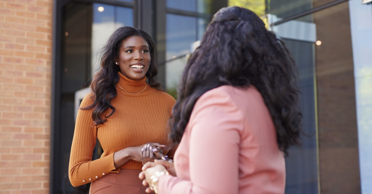 Des membres d'Enterprise Mobility discutent à l'extérieur d'un salon de l'emploi