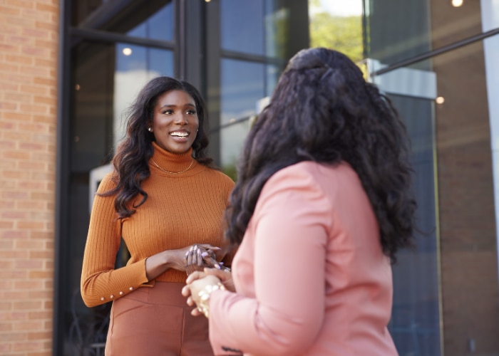 Des membres d'Enterprise Mobility discutent à l'extérieur d'un salon de l'emploi