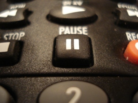 Télécommande du téléviseur centrée sur la touche « pause »