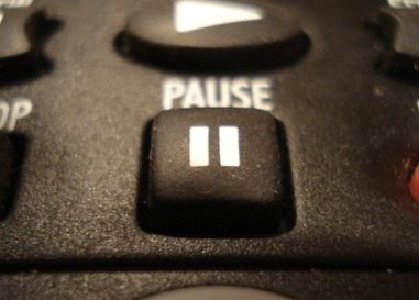 Télécommande du téléviseur centrée sur la touche « pause »