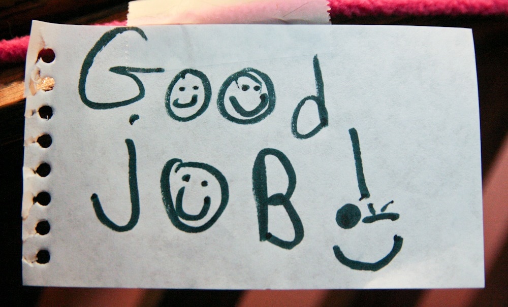 Feuille de papier pour ordinateur portable qui dit « bon travail » avec des sourires