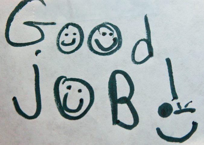 Feuille de papier pour ordinateur portable qui dit « bon travail » avec des sourires