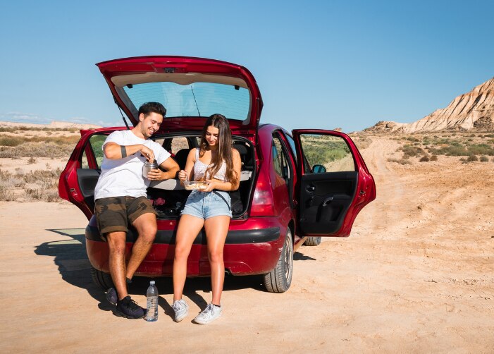 Un homme et une femme qui taillent dans les montagnes