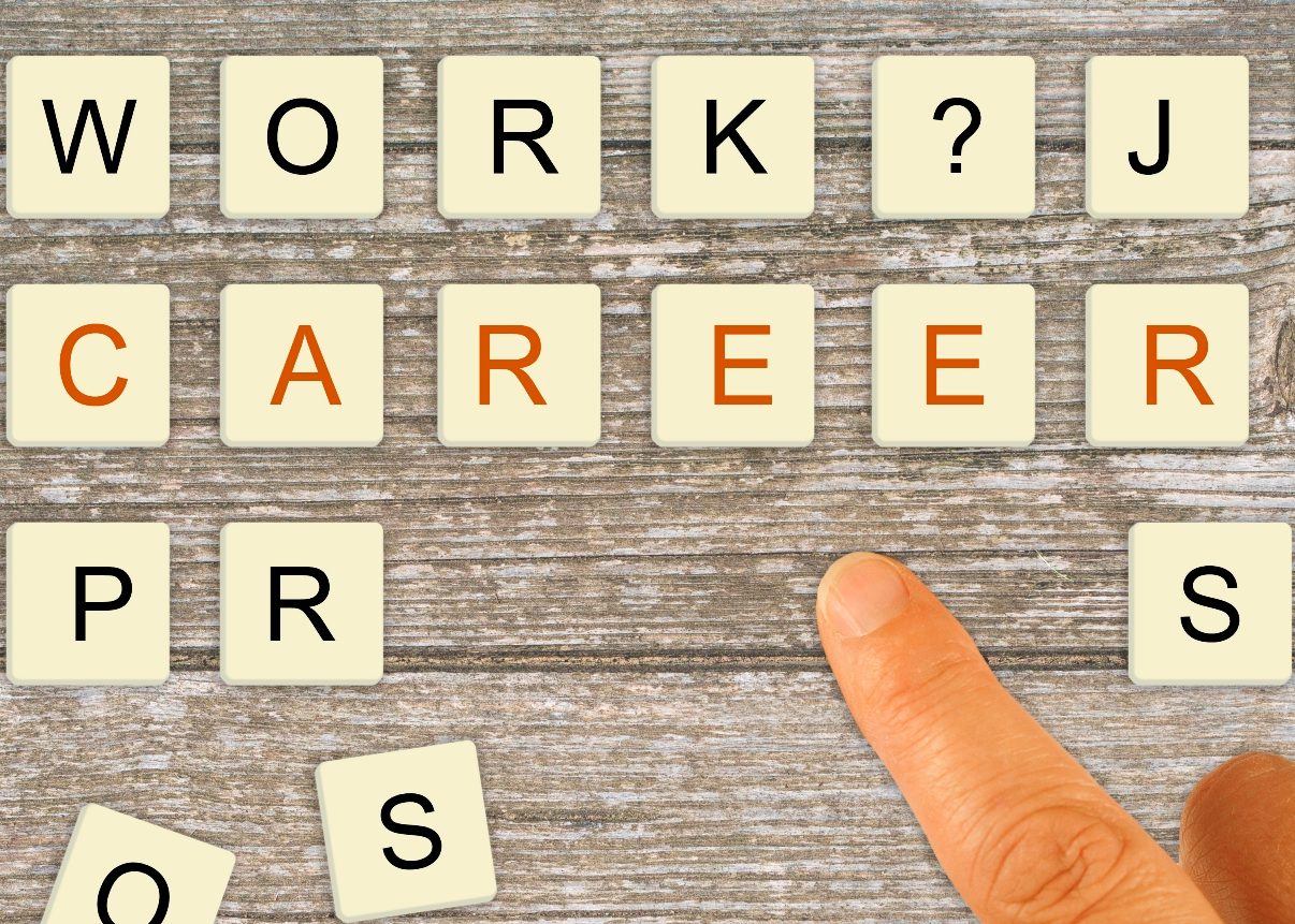 Mosaïques de lettres disposées à l'aide d'un doigt pour épeler « travail », « travail », « carrière », puis des mosaïques supplémentaires éparpillées