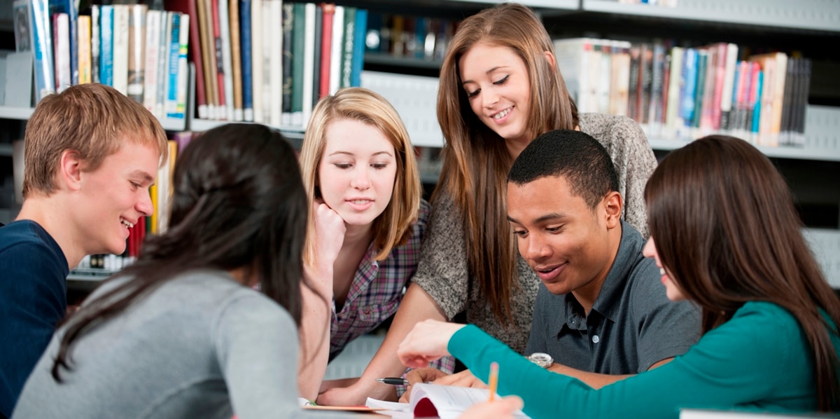 Étudiants étudiant ensemble dans une bibliothèque