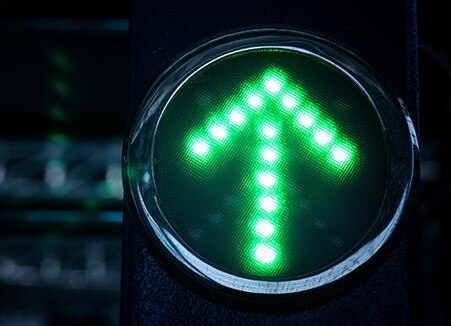 Flèche verte sur un feu de stop