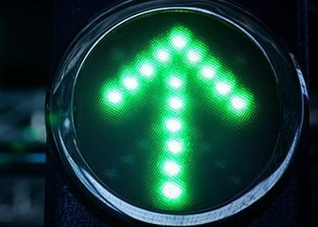 Flèche verte sur un feu de stop