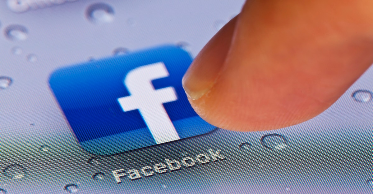 Pression du doigt sur l'icône de l'application Facebook