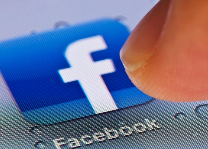 Pression du doigt sur l'icône de l'application Facebook