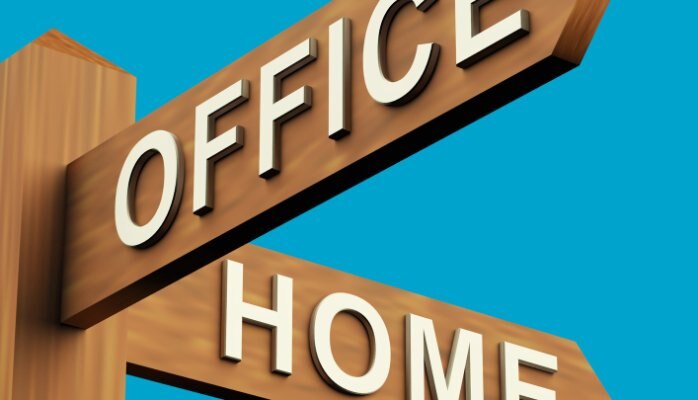 Panneau de rue en bois montrant l'intersection de « bureau » et « maison »