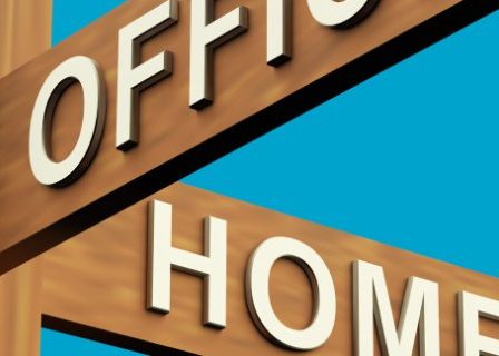 Panneau de rue en bois montrant l'intersection de « bureau » et « maison »
