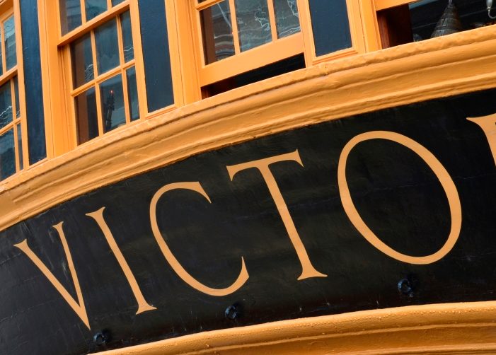Bâtiment noir et or qui dit « victoire »