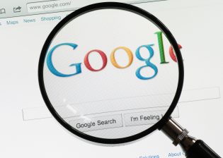 Loupe sur la page d'accueil Google 