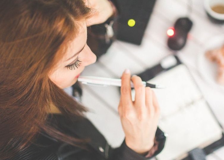 Femme réfléchissant aux choses à son bureau