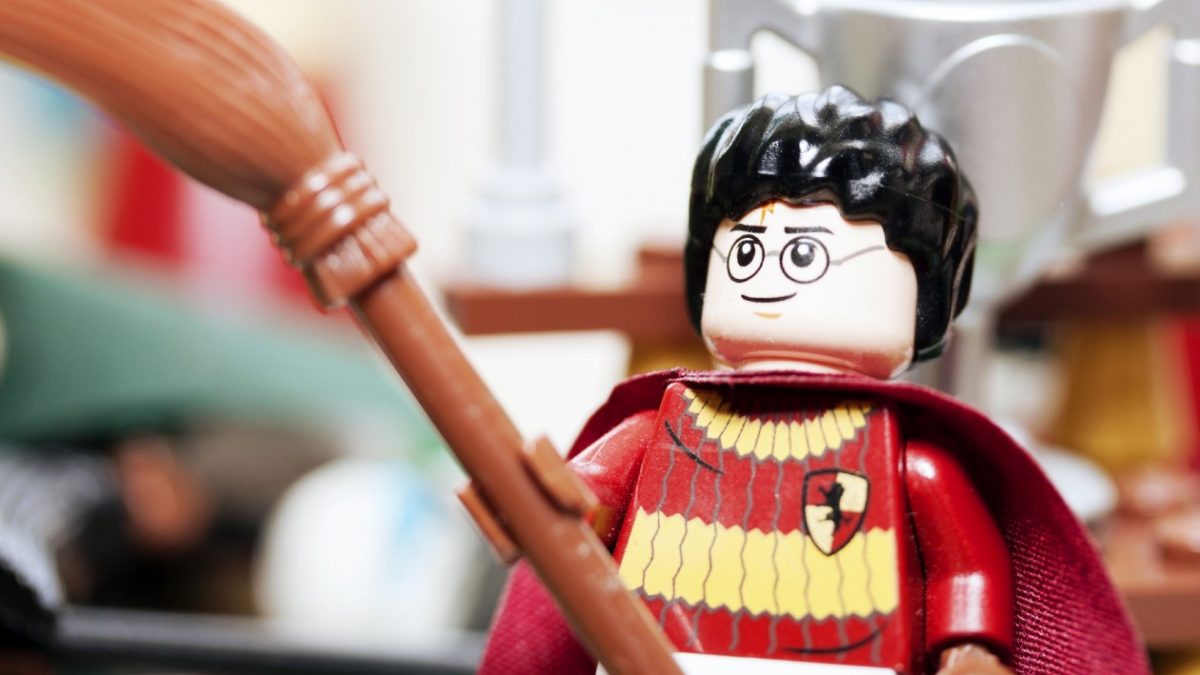 LEGO Harry Potter en uniforme de Quidditch avec balai