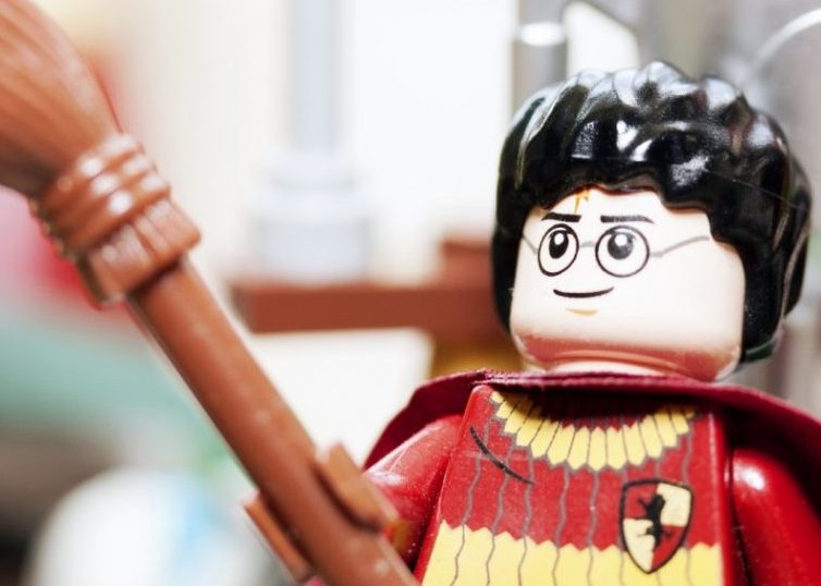 LEGO Harry Potter en uniforme de Quidditch avec balai