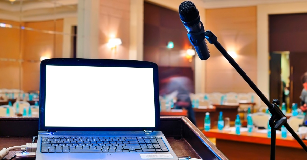 Ordinateur portable et microphone sur un podium