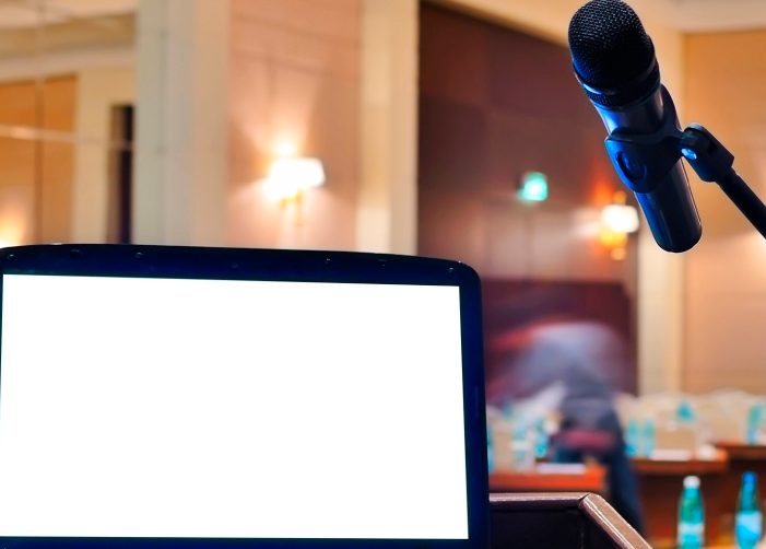 Ordinateur portable et microphone sur un podium