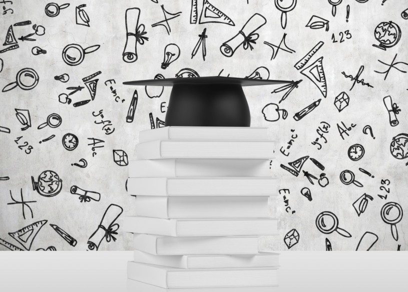 Casquette de remise des diplômes sur le dessus de la pile de livres avec des icônes académiques en arrière-plan