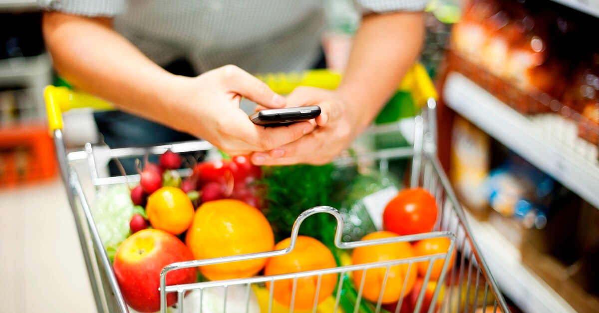 Envoyer des SMS tout en poussant le panier plein de fruits et légumes