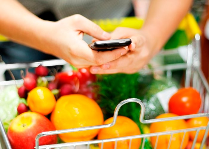 Envoyer des SMS tout en poussant le panier plein de fruits et légumes