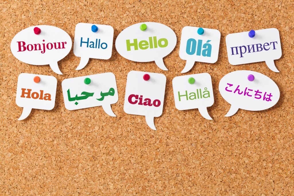 Le mot « Hello » dans différentes langues sur les bulles de mot épinglé sur un panneau de liège