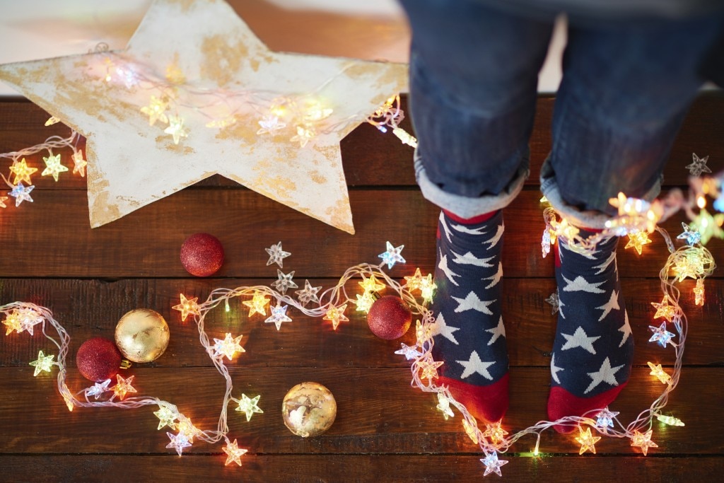Chaussettes étoilées entourées de lumières et d’ornements pour Noël