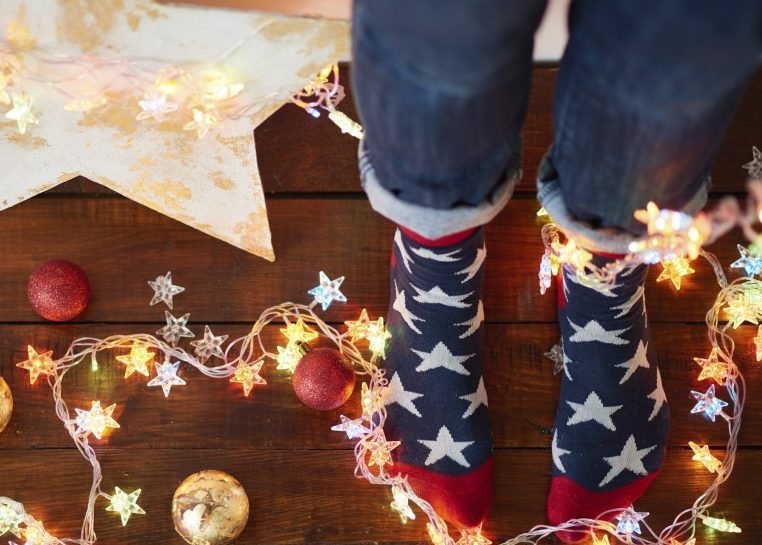 Chaussettes étoilées entourées de lumières et d’ornements pour Noël