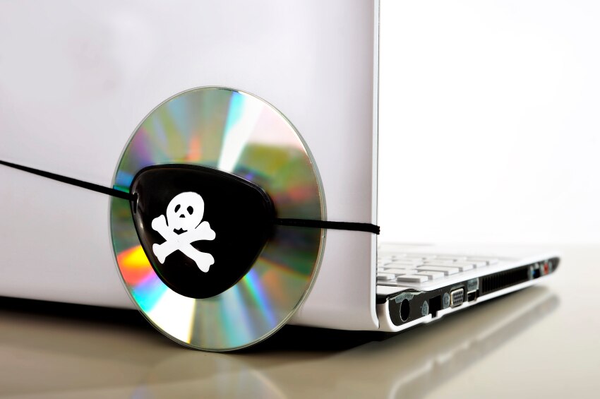 CD attaché à un ordinateur portable avec un cache-œil pirate