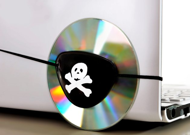 CD attaché à un ordinateur portable avec un cache-œil pirate
