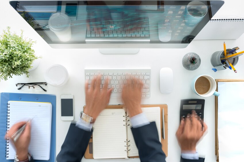 Les mains sont floues lorsqu'elles effectuent plusieurs tâches à la fois sur un bureau