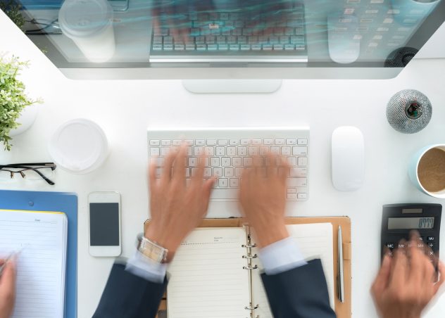 Les mains sont floues lorsqu'elles effectuent plusieurs tâches à la fois sur un bureau