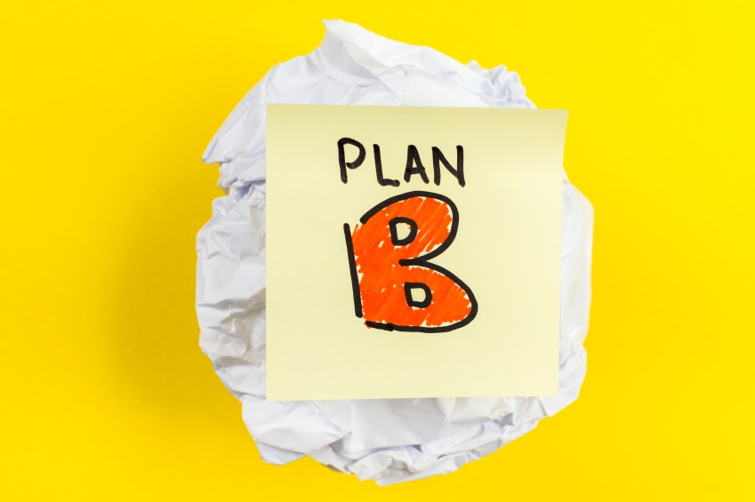 Fond jaune avec un morceau de papier blanc froissé et une note adhésive sur laquelle figure la mention « plan B »
