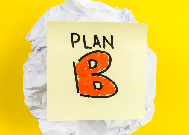 Fond jaune avec un morceau de papier blanc froissé et une note adhésive sur laquelle figure la mention « plan B »
