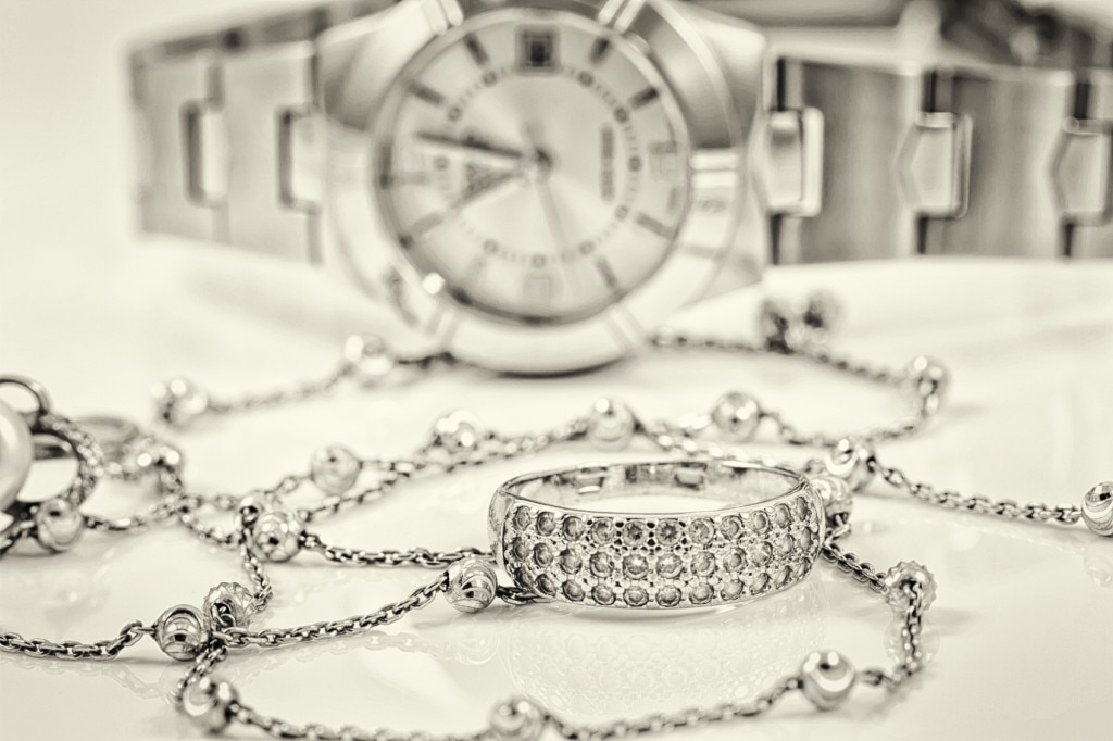 Bague, collier et montre en argent