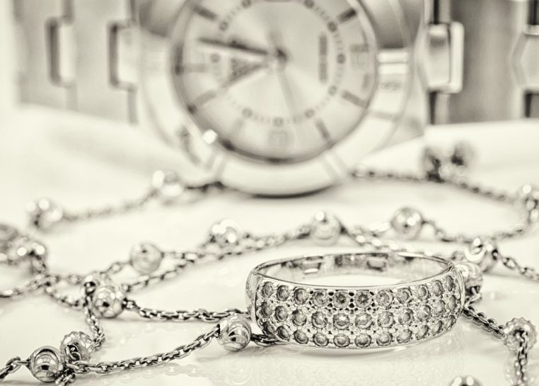 Bague, collier et montre en argent