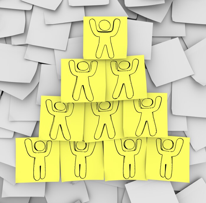 Notes adhésives jaunes avec des personnes dessinées dessus disposées en pyramide