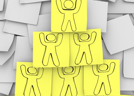 Notes adhésives jaunes avec des personnes dessinées dessus disposées en pyramide
