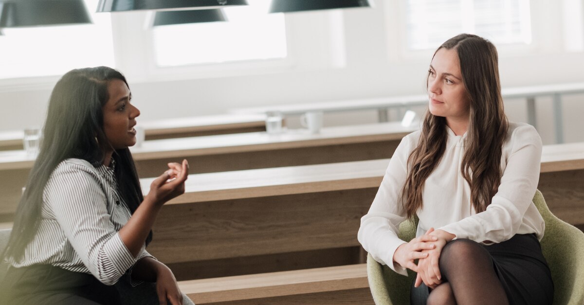 Deux collègues féminines parlent