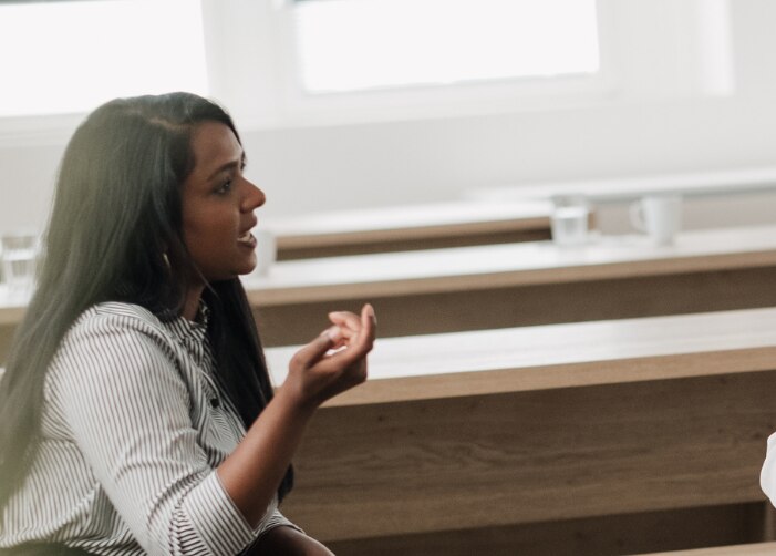 Deux collègues féminines parlent