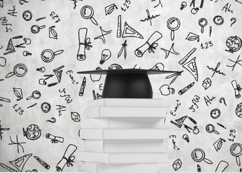 Casquette de remise des diplômes sur une pile de livres avec des icônes liées à l’école en arrière-plan