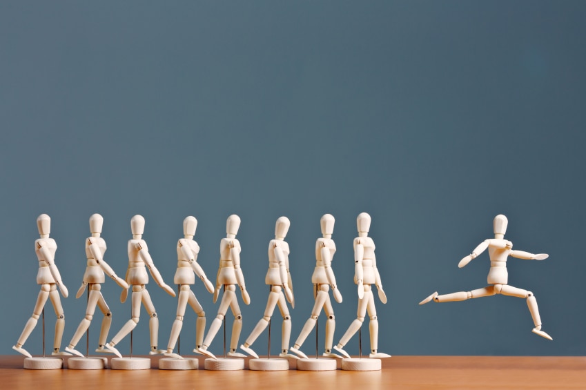 Personnages en bois en progression, de la marche à la marche