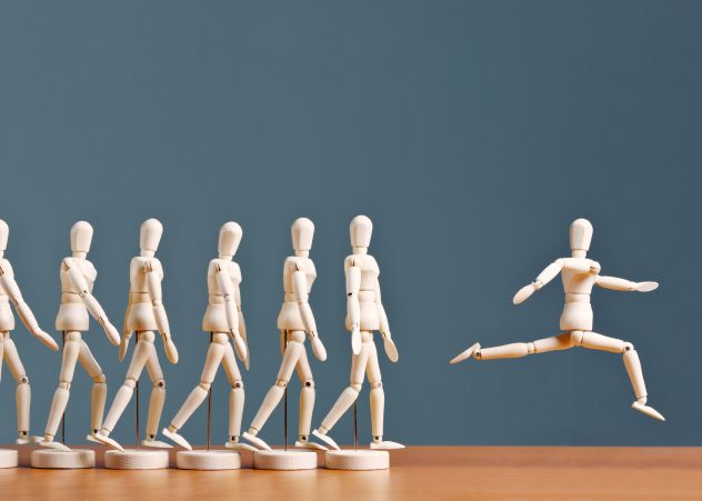 Personnages en bois en progression, de la marche à la marche